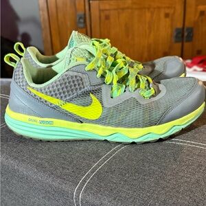 Nike woman’s tennis shoes neon size 8